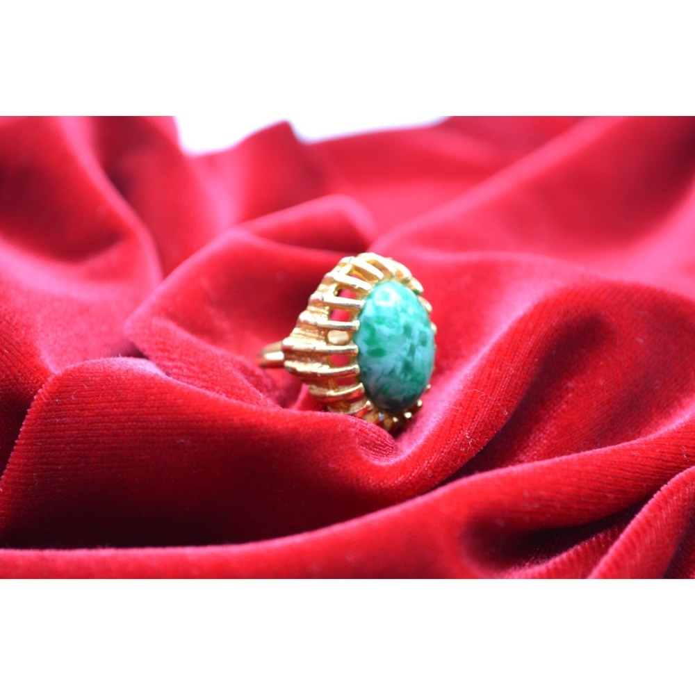 Gorgeous green stone gold tone ring costume jewelry fits‎ size 6